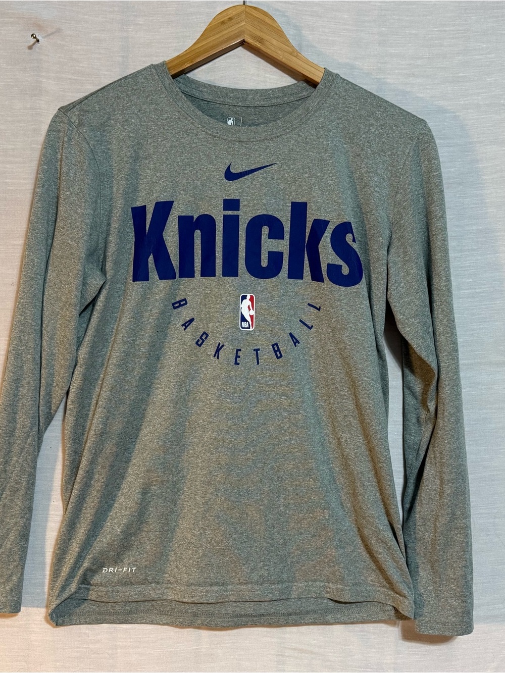 Nike Dri-FIT NY Knicks Long Sleeve Athletic Shirt Gray Blue Small NWOT